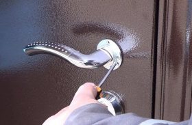 Замена дверной ручки металлической двери в Елабуга